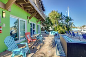 Outdoor dining - Walk to Beach + John’s Pass: Waterfront Gem! (Madeira Beach)
