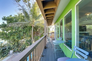 Property grounds - 1 Block to Beach! Boutique Condo at John’s Pass (Madeira Beach)