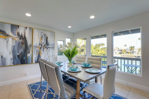 Dining - 1 Block to Beach! Boutique Condo at John’s Pass (Madeira Beach)