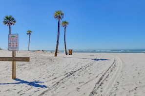 Beach nearby - 1 Block to Beach! Boutique Condo at John’s Pass (Madeira Beach)