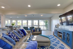 TV - 1 Block to Beach! Boutique Condo at John’s Pass (Madeira Beach)