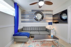 TV - Walk to Everything! John’s Pass Gem w/ Dock Access (Madeira Beach)