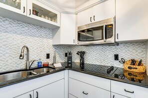 Réfrigérateur, four à micro-ondes, surface de cuisson, lave-vaisselle