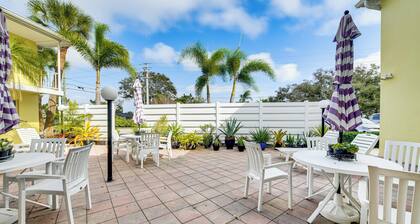 Walk to Venice Beach & Downtown! Couple's Condo