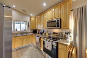 Fridge, microwave, stovetop, dishwasher - 2 Mi to Rotary Park! Pet-Friendly Home w/ Fire Pit (Bullhead City)