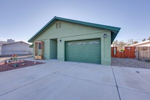 Exterior - 2 Mi to Rotary Park! Pet-Friendly Home w/ Fire Pit (Bullhead City)