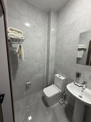 Shower, hair dryer, towels, soap - NINETY boutique hotel (Tashkent)