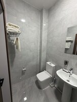 Ducha, secador de pelo, toallas, jabón