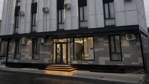 Un bâtiment moderne à deux étages, doté d’un toit plat, de grandes fenêtres et de climatiseurs.