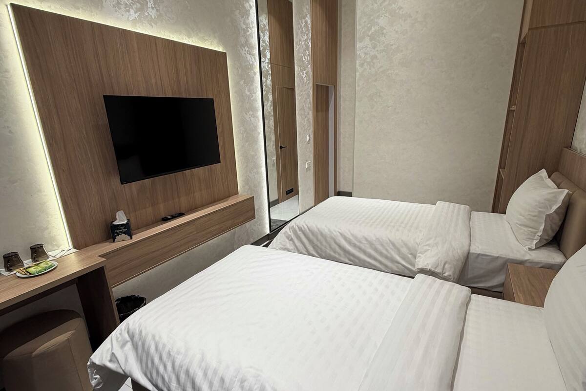 Standard Twin Room, City View | Desk, free WiFi