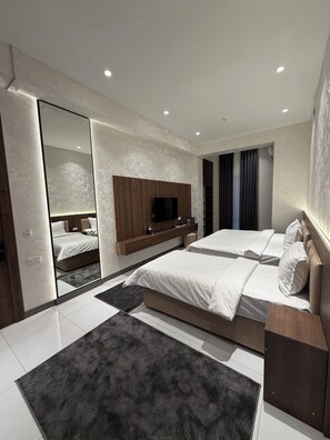 Chambre Triple Familiale, réfrigérateur, vue ville