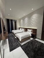 Habitación triple familiar, frigorífico, vistas a la ciudad | Wifi gratis