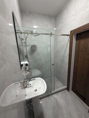 Shower, hair dryer, towels, soap - NINETY boutique hotel (Tashkent)