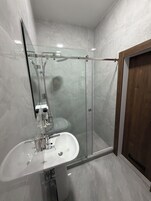 Ducha, secador de pelo, toallas y jabón