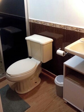 Douche, serviettes fournies, savon, papier de toilette
