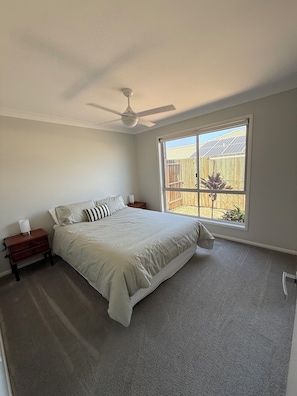 Iron/ironing board, internet, bed sheets - Your modern escape in Glenvale (Glenvale)