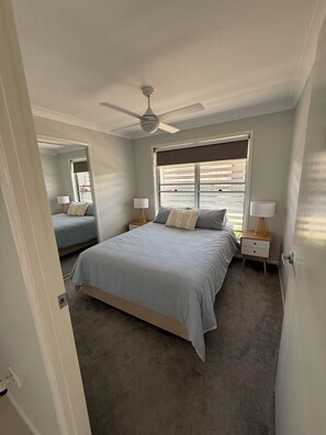 Iron/ironing board, internet, bed sheets - Your modern escape in Glenvale (Glenvale)