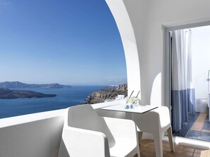 Outdoor dining - Lilium Hotel Santorini (Santorini)