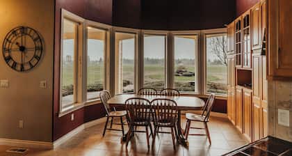 Glacier View Haven - Sleeps 10 - Near Glacier National Park - Family Friendly