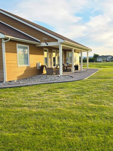 Kalispell Home • Family Friendly • Sleeps 10 • Views • Fire Pit • Near Glacier 