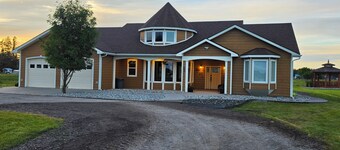 Kalispell Home • Family Friendly • Sleeps 10 • Views • Fire Pit • Near Glacier 