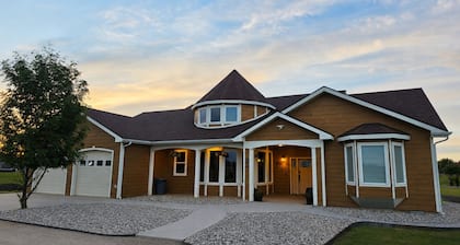 Glacier View Haven - Sleeps 10 - Near Glacier National Park - Family Friendly