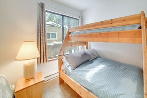 2 bedrooms, Internet, bed sheets - 1 Mi to Village & Eagle Lodge: Condo w/ Fireplace (Mammoth Lakes)