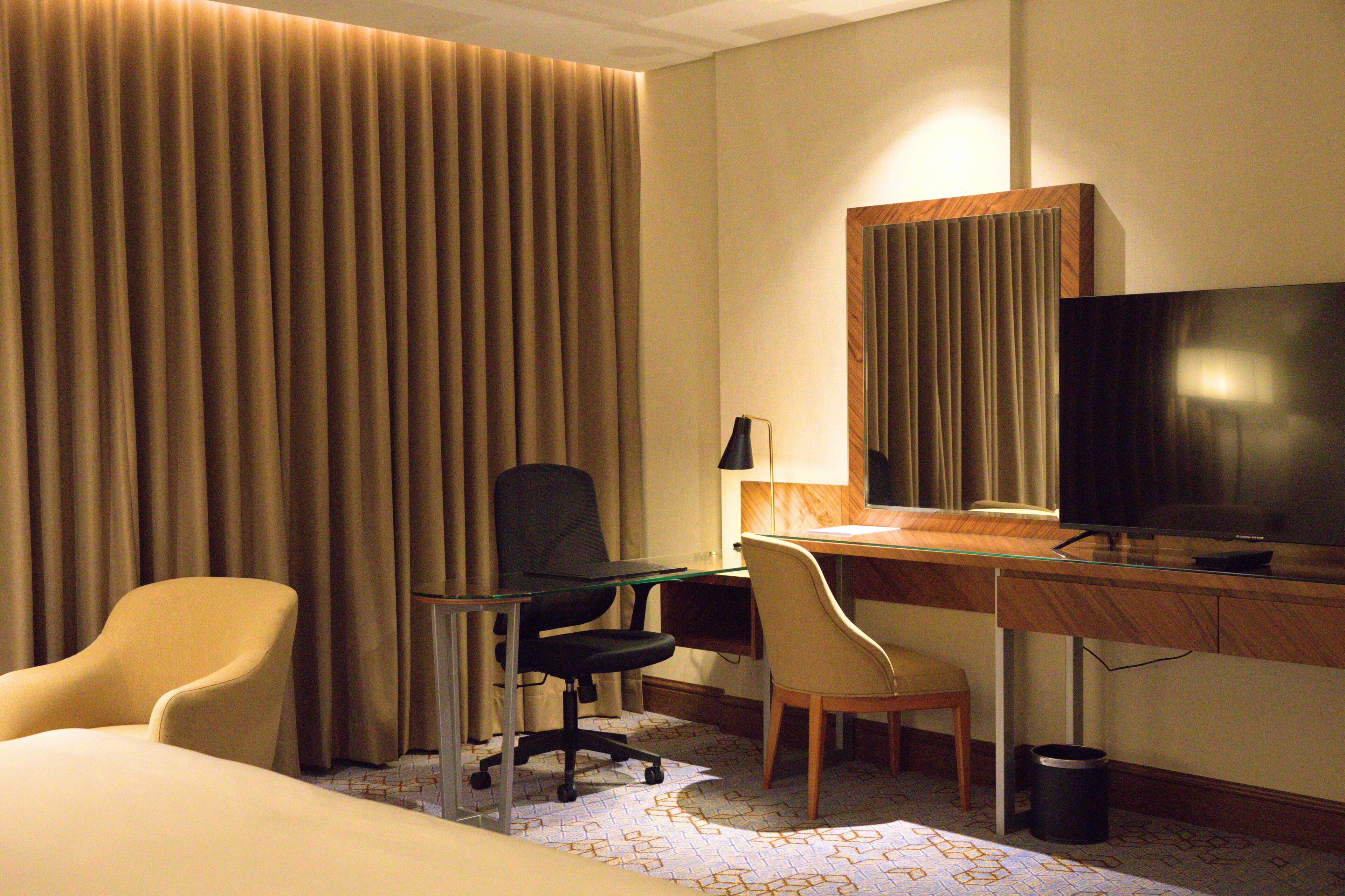 Premium Double Room, City View | Living area