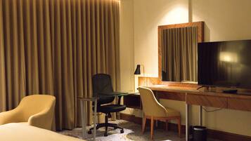 Premium Double Room, City View | Living area