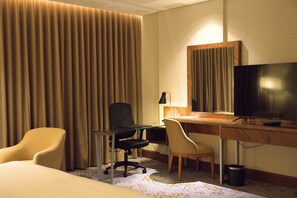 Habitación doble Premium, vista a la ciudad | Área de sala de estar