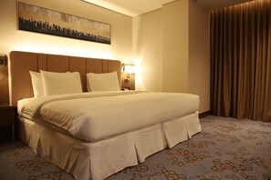 Habitación doble Premium, vista a la ciudad | Cortinas blackout, insonorización y tabla de planchar con plancha 