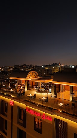 Restaurante al aire libre. Midpoint Hotel