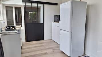 Fridge, oven, stovetop, coffee/tea maker