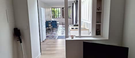 Una televisión, un reproductor estéreo