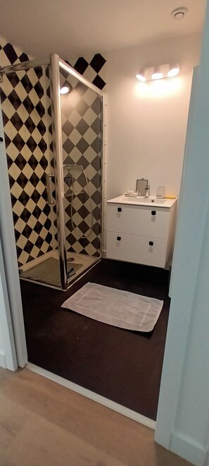 Dusj, hårføner og håndklær