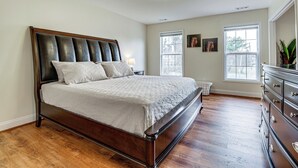 4 多间卧室、熨斗/熨衣板、上网接入、床单