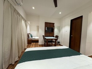 Deluxe Room | Free WiFi - Sindu Executive Lodging (Pune)