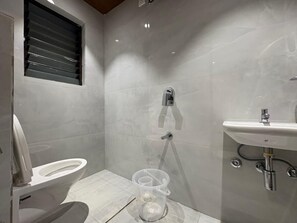 Suihku, ilmaiset hygieniatuotteet, pyyhkeet, saippua