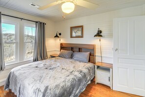 3 bedrooms, desk, internet, bed sheets