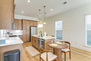 Fridge, microwave, stovetop, dishwasher - Near NRG Stadium & Med Center | Group Retreat (Houston)