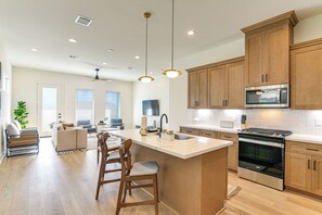 Fridge, microwave, stovetop, dishwasher - Near NRG Stadium & Med Center | Group Retreat (Houston)