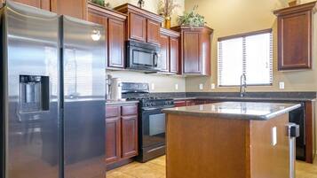 Réfrigérateur, micro-ondes, plaque de cuisson, lave-vaisselle