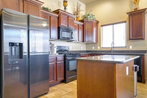 Réfrigérateur, micro-ondes, plaque de cuisson, lave-vaisselle