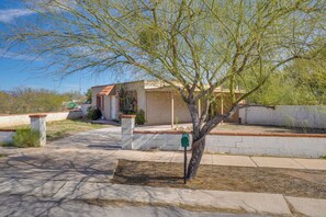 Exterior - Hike, Golf & Dine: Tucson Retreat w/ Mtn Views! (Tucson)