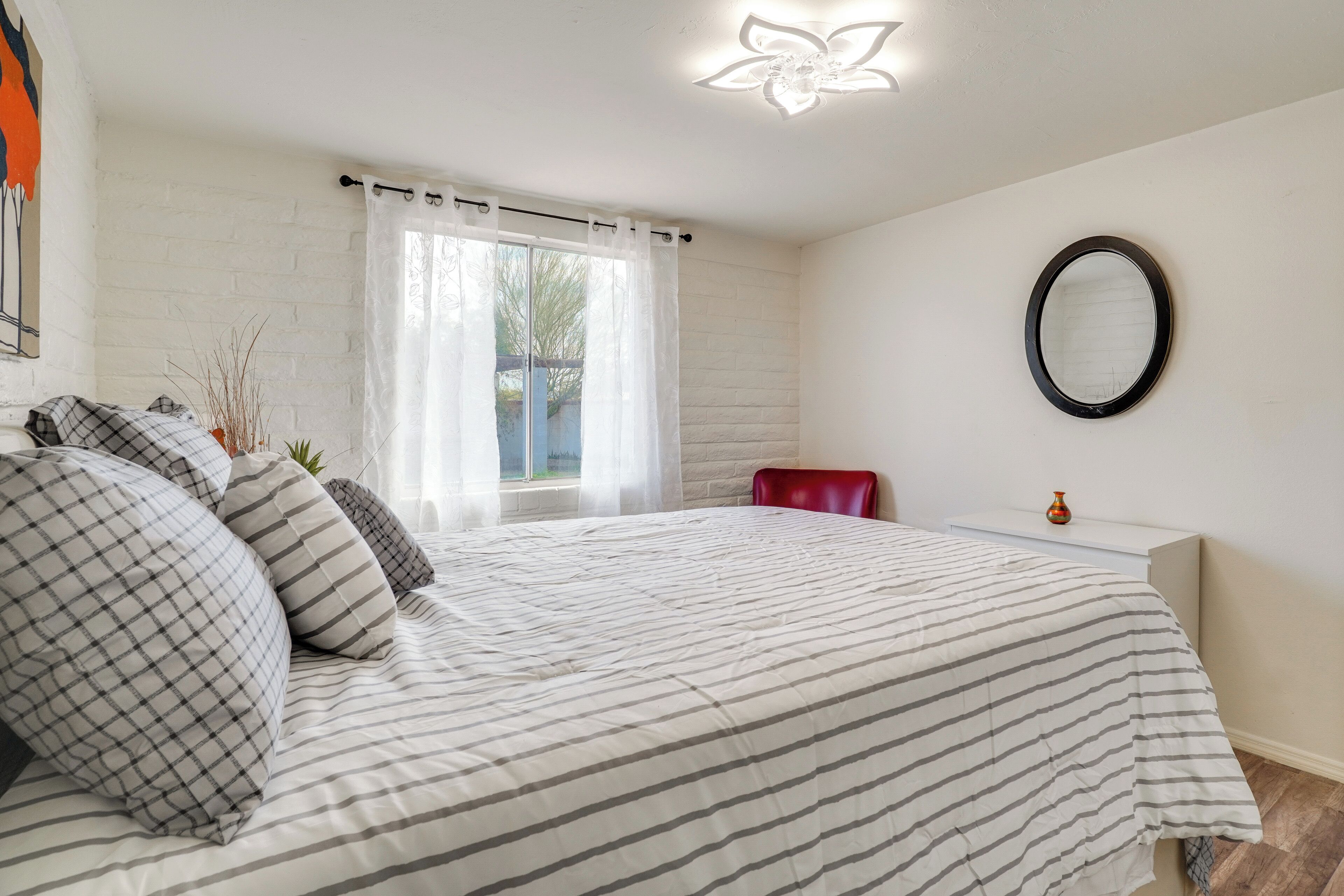 2 dormitoris, planxa i posts de planxar, Internet i roba de llit 