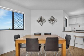 Eine moderne Küche mit weißen Schränken und einer Holz Arbeitsplatte.