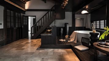 Suite de lujo, vista a la ciudad | Baño | Amenidades de baño gratuitas, secadora de cabello, batas, pantuflas