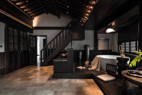 Suite Luxury, vista città | Bagno | Set di cortesia gratuito, asciugacapelli, accappatoio, pantofole