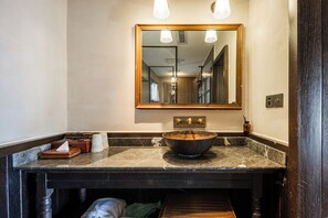 Deluxe-Suite, Stadtblick | Badezimmer | Kostenlose Toilettenartikel, Haartrockner, Bademäntel, Hausschuhe