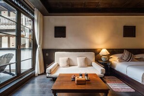 Chambre Double Deluxe, vue ville | Coin séjour